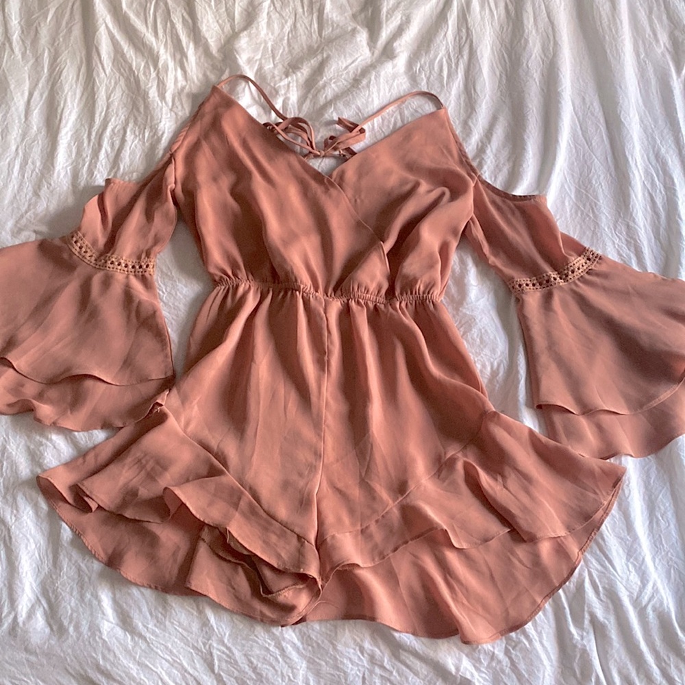 Fashion Nova Flowy Romper Bell Sleeve Cold Shoulder Spaghetti Strap Size Medium